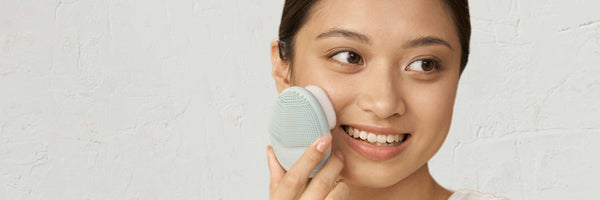 How to Use a Facial Cleansing Brush